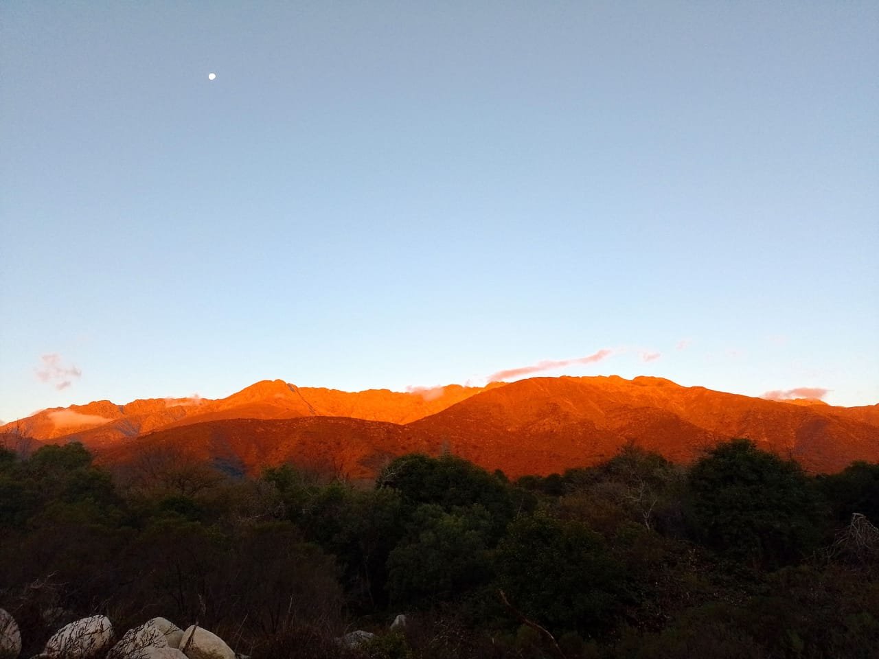 Sierras de Traslasierra al atardecer con la luna